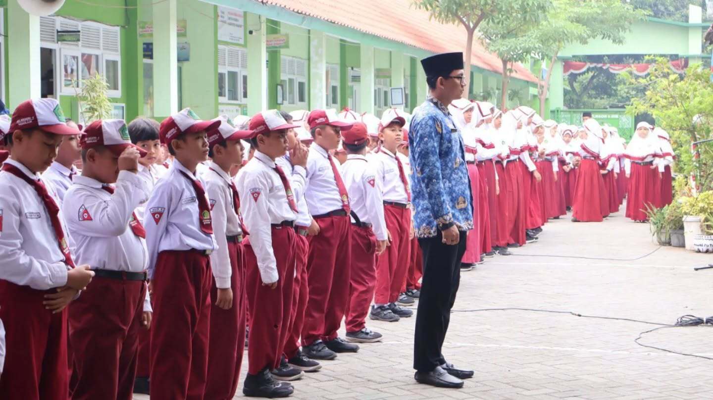 Pelaksanaan Upacara Bendera Hari Seninn